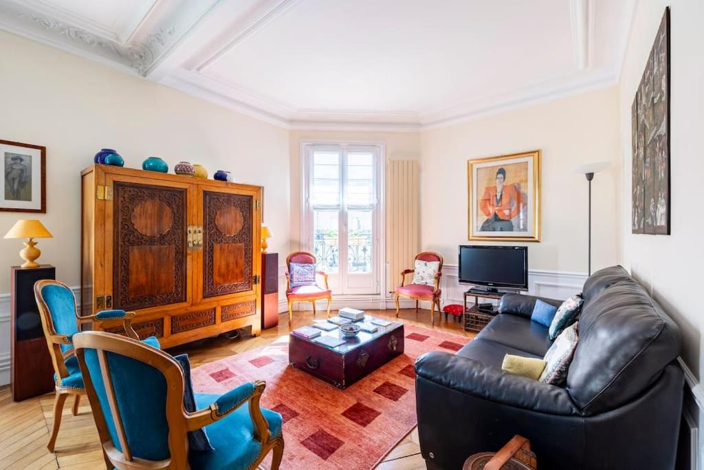 un salon avec un canapé et une télévision dans l'établissement YOUR HOME FROM HOME near EIFFEL TOWER-INVALIDES, à Paris