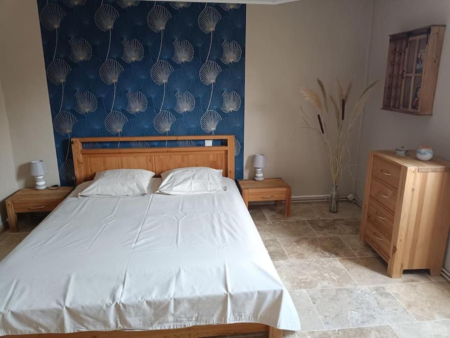 une chambre avec un lit et un mur bleu avec des coquillages dans l'établissement Maison de village avec parking à 5 min de Vaison La Romaine, à Puyméras