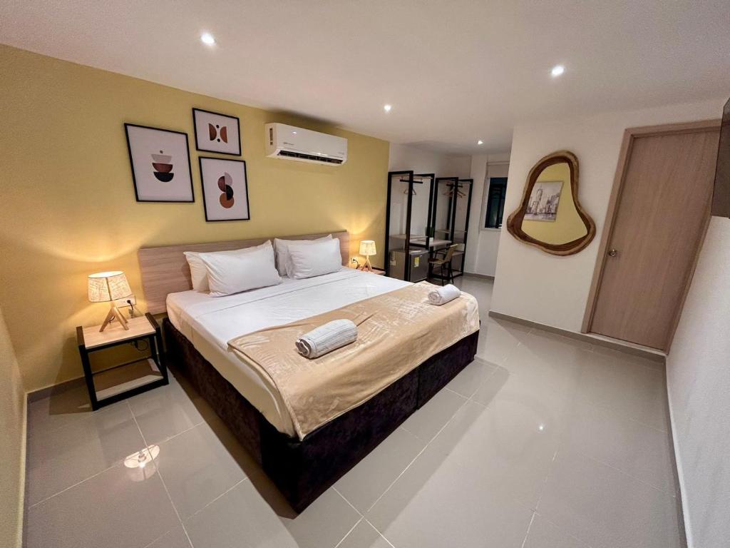 Un dormitorio con una cama grande en una habitación. en Hotel Sol Caribe Cartagena, en Cartagena de Indias