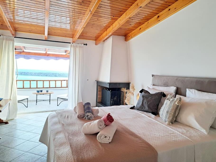 A bed or beds in a room at Moonstone Seafront Suite