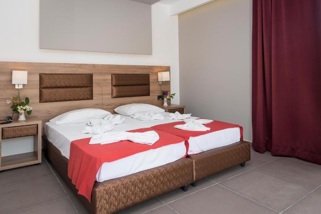 Postel nebo postele na pokoji v ubytování Porto Plazza Hotel