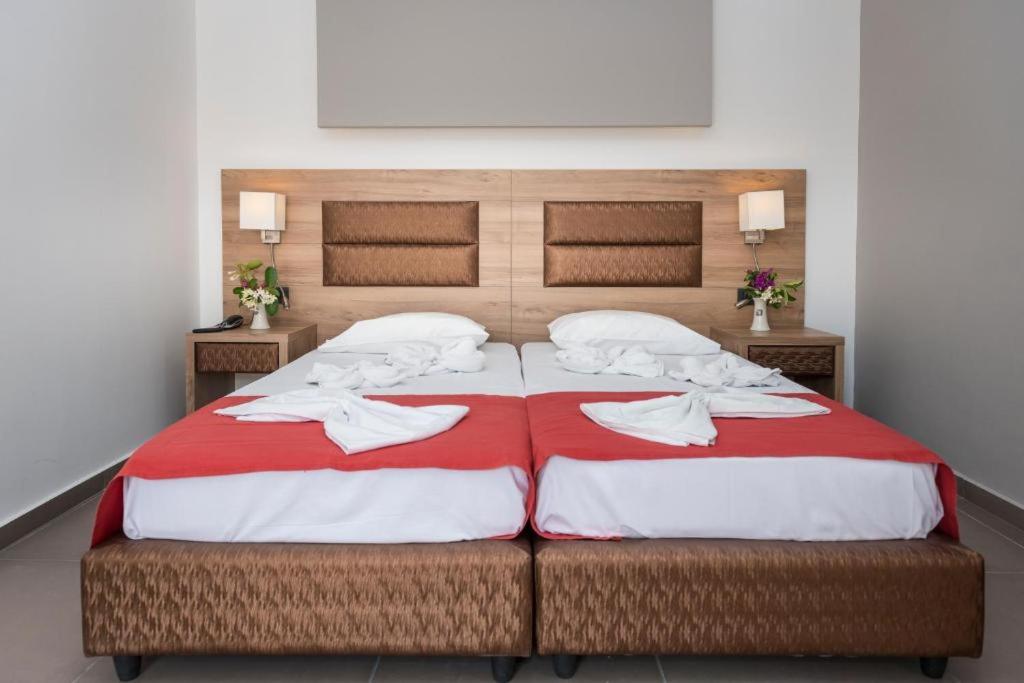 Postel nebo postele na pokoji v ubytování Porto Plazza Hotel