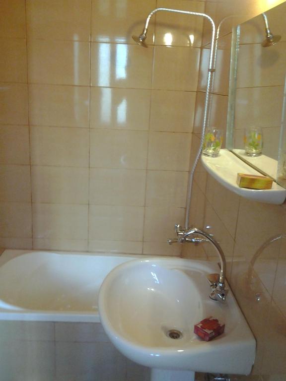 Koupelna v ubytování Regis Hotel