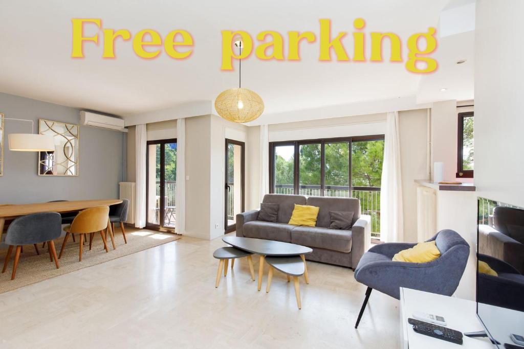 een woonkamer met een gratis parkeerbord aan de muur bij Appartement 3P 71 m2 avec parking gratuit à Cannes in Cannes