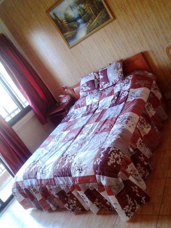 Postel nebo postele na pokoji v ubytování Regis Hotel