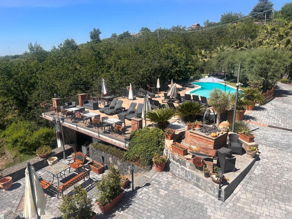 een luchtzicht op een resort met een zwembad bij B&B Dimora dell' Etna in Milo