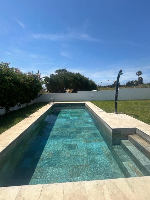 Basen w obiekcie Chalets conilizate 12 pax piscina 300mts playa lub w pobliżu