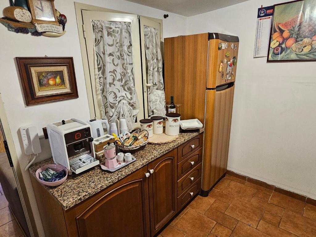 A kitchen or kitchenette at La Dependance delle Mimose