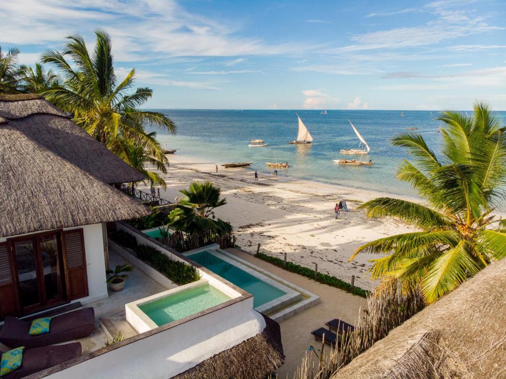 vista su una spiaggia con una casa e l'oceano di Joya' Beach Suites & Villa a Jambiani