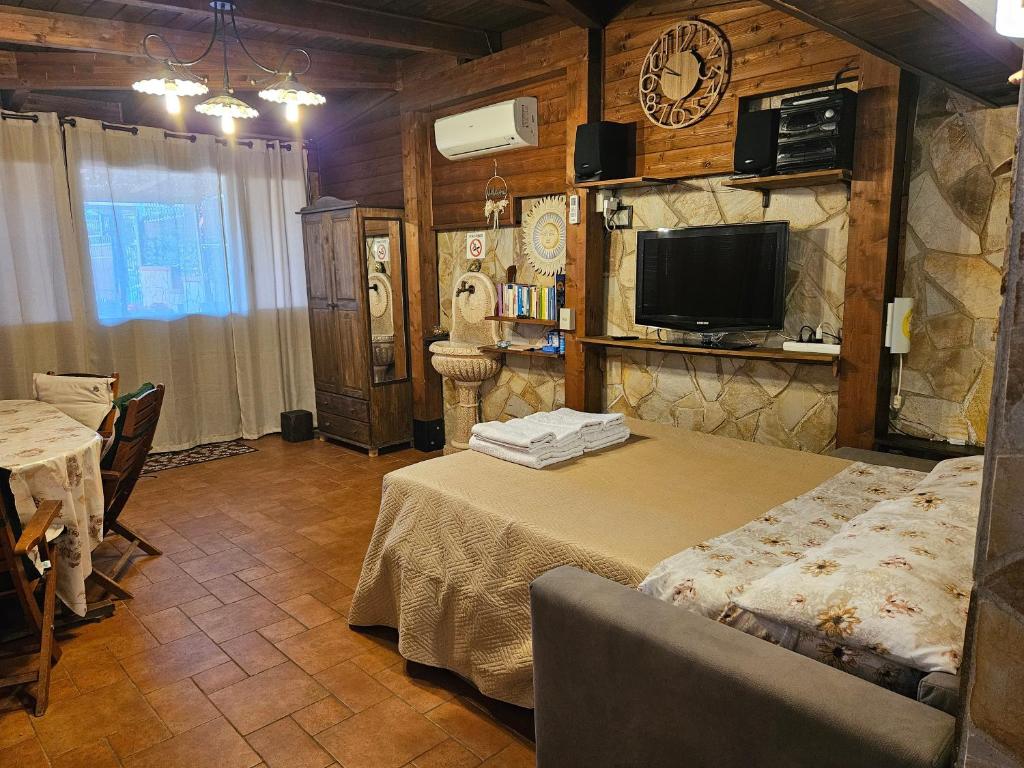A television and/or entertainment centre at La Dependance delle Mimose