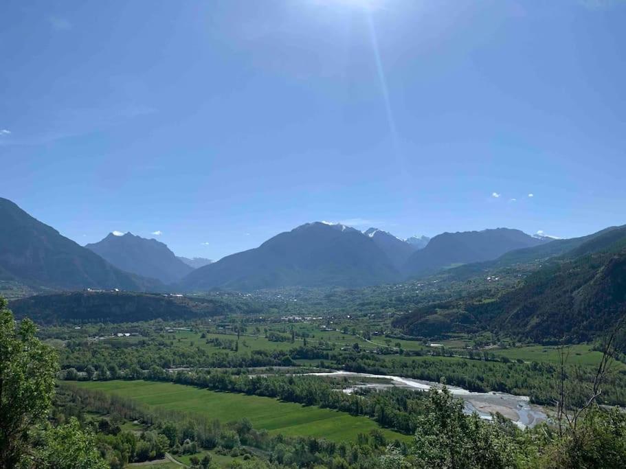 una vista di una valle con le montagne sullo sfondo di La Roteirolle a Réotier
