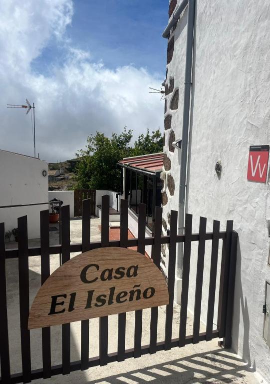 a sign on a fence in front of a building at El Isleño in Valverde