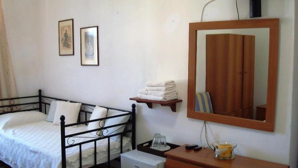 Postel nebo postele na pokoji v ubytování Douskos Uptown Living