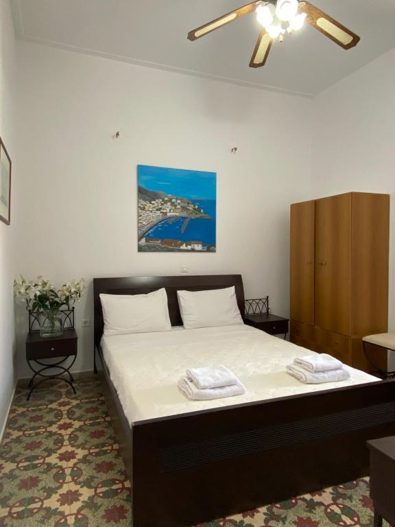 Postel nebo postele na pokoji v ubytování Douskos Uptown Living