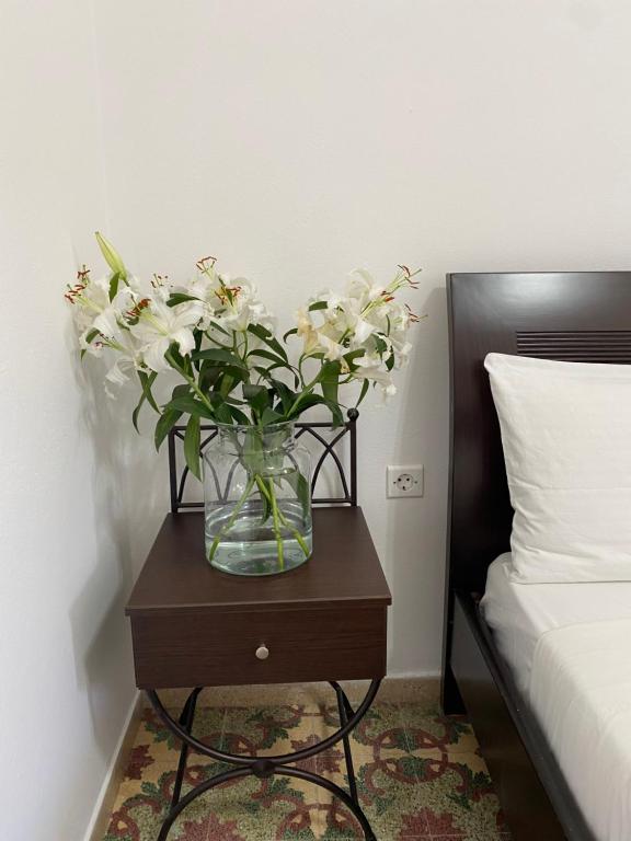 Postel nebo postele na pokoji v ubytování Douskos Uptown Living