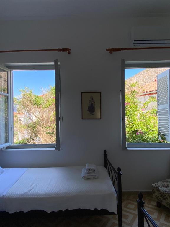 Postel nebo postele na pokoji v ubytování Douskos Uptown Living