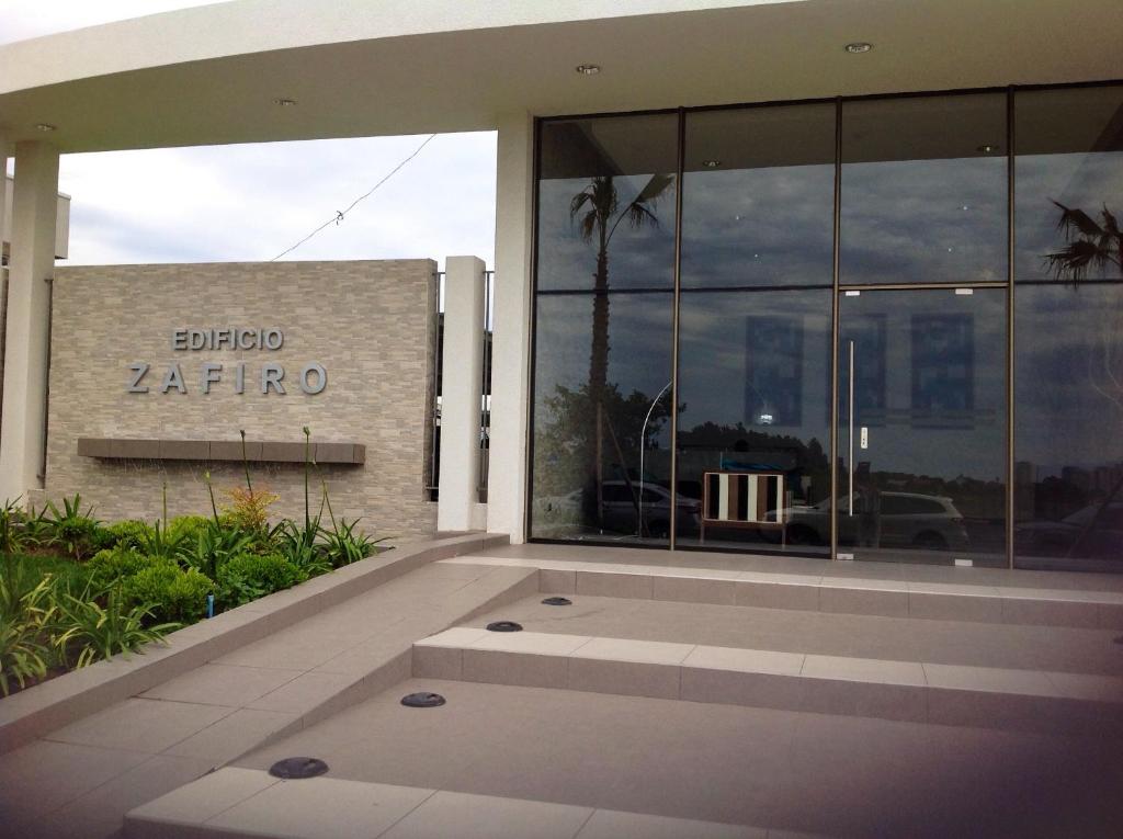 un edificio con un cartello che dice "Strega al confine" di Zafiro Reñaca a Viña del Mar