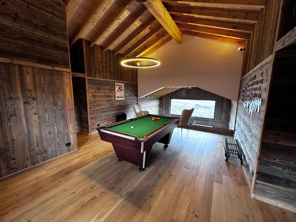 Biliár nebo kulečník v ubytování Chalet du rocher Font Romeu