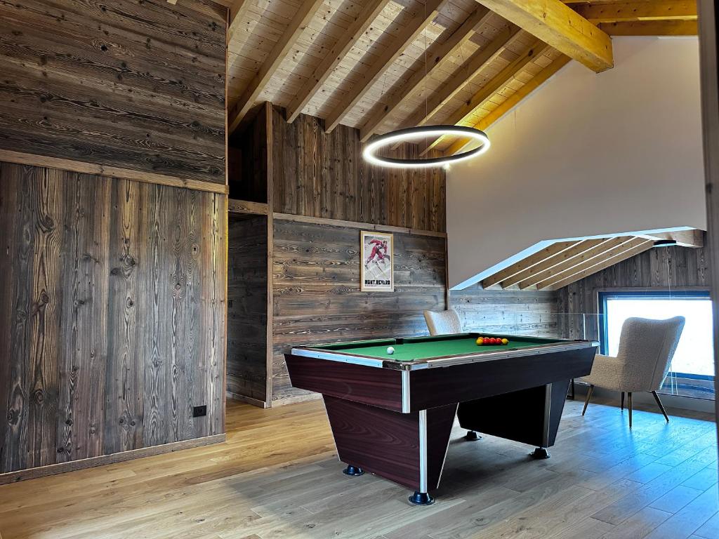 Biliár nebo kulečník v ubytování Chalet du rocher Font Romeu