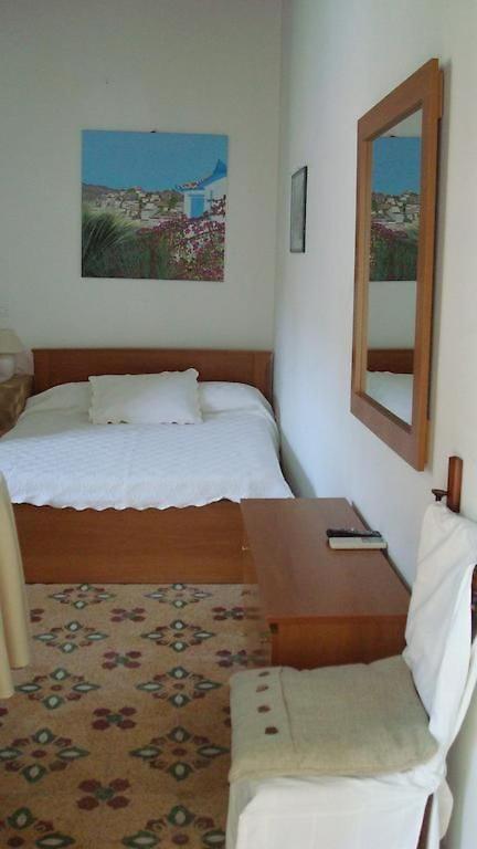 Postel nebo postele na pokoji v ubytování Douskos Uptown Living