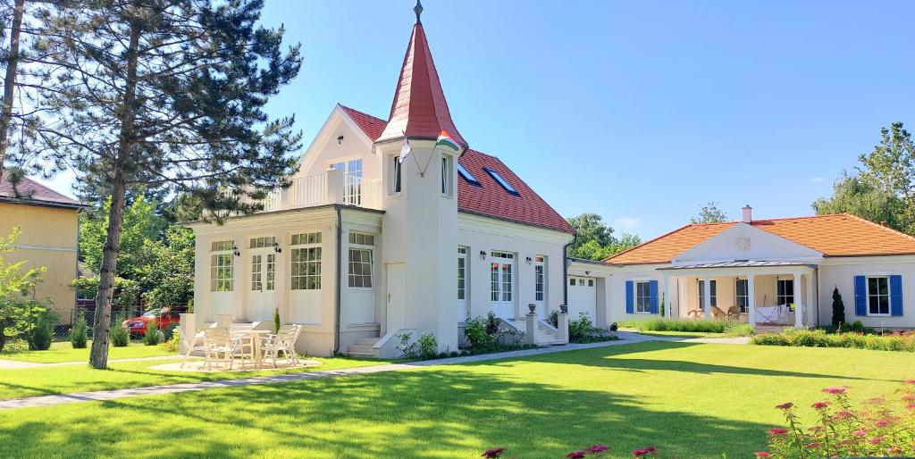 Schieszl Villa 8621 Zamárdi, 12 Leiningen-W. Károly köz kép - 1