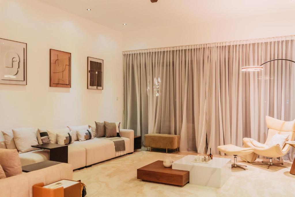 una sala de estar con un sofá y una mesa en Waves and Whispers -by Hestia Living, en Mombasa