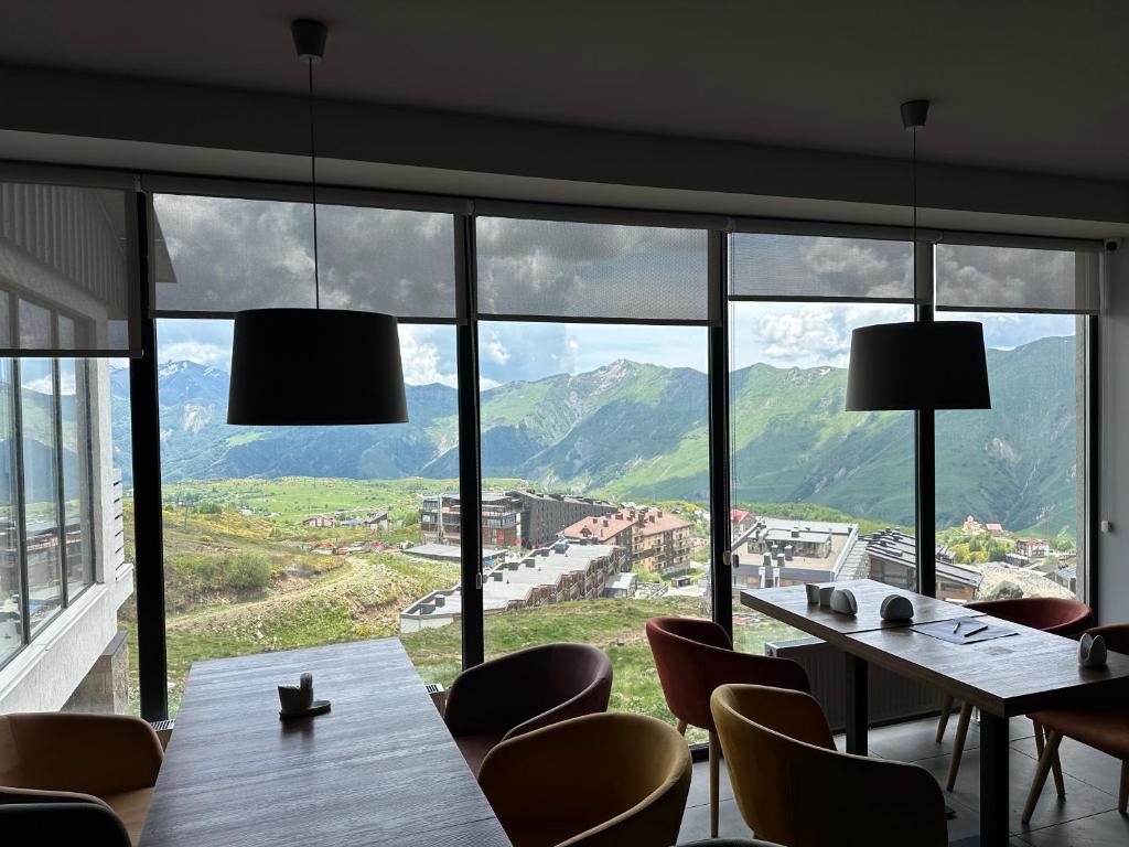 Nespecifikovaný výhled na hory nebo výhled na hory při pohledu z hotelu