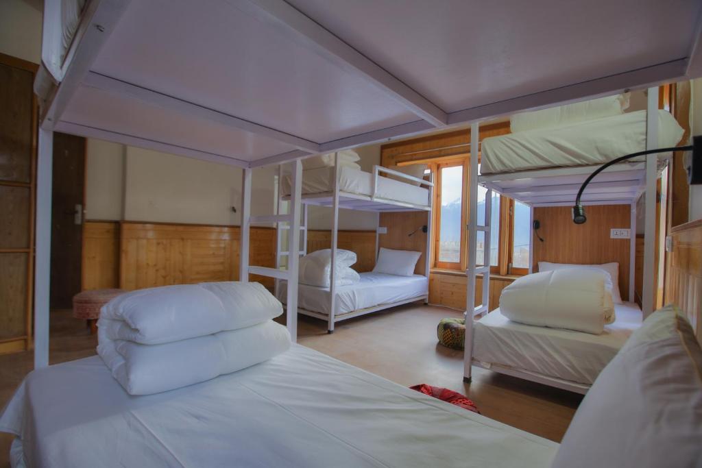 Postel nebo postele na pokoji v ubytování Bunk Central Hostel