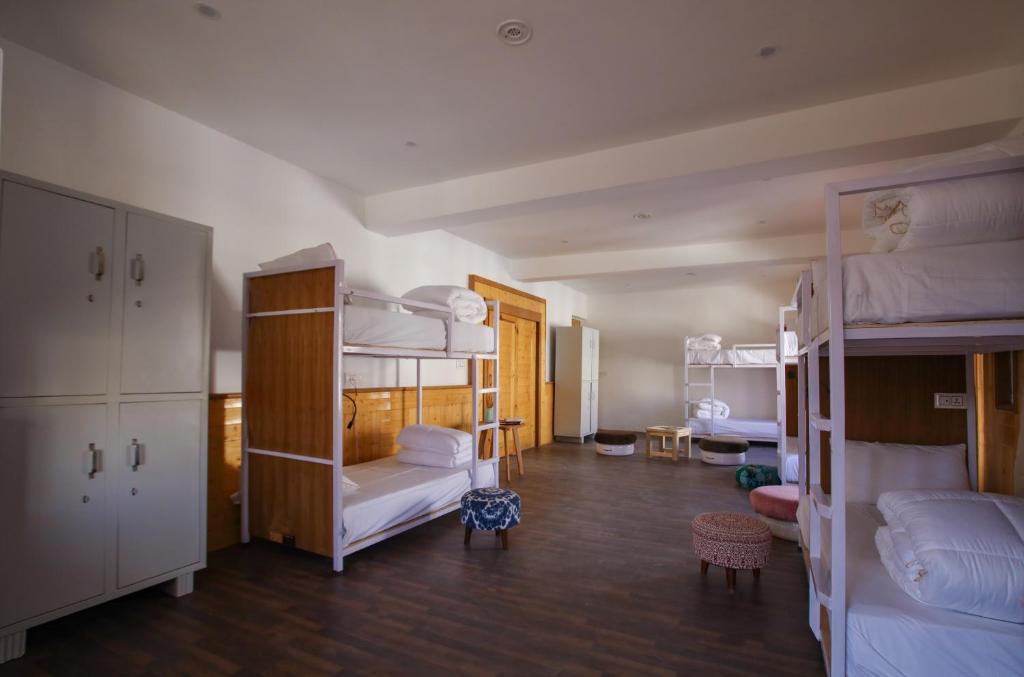 Postel nebo postele na pokoji v ubytování Bunk Central Hostel