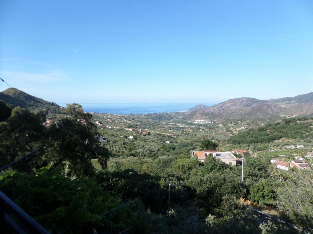 - une vue sur la ville depuis les collines dans l'établissement Sicile, vue panoramique, à Montagnareale