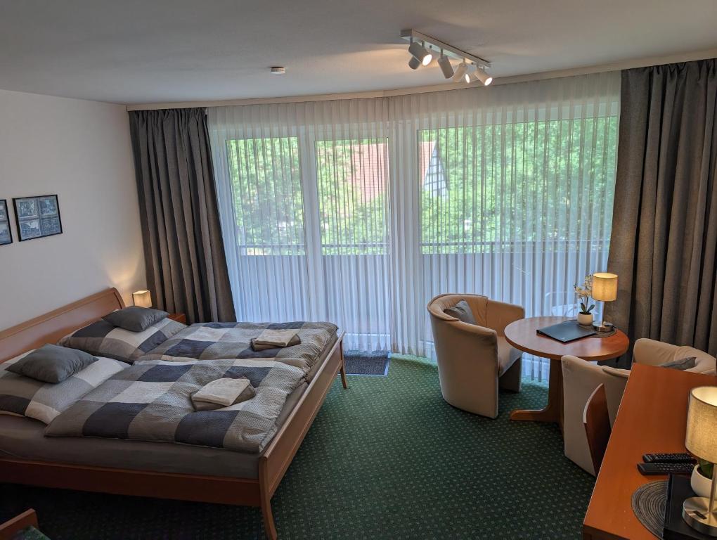 Postel nebo postele na pokoji v ubytování Apartment mit Balkon und Pool, zentral am Waldrand