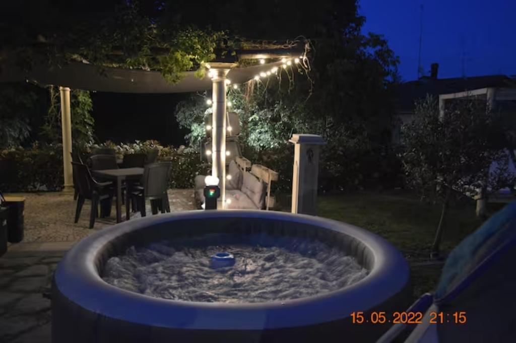 eine große Wasserlache in einem Garten bei Nacht in der Unterkunft Villa Dacia bed bed and breakfast and Home Restaurant in Guiglia