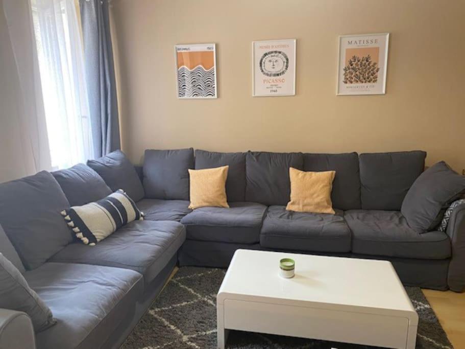 un salon avec un canapé bleu et une table basse dans l'établissement Appartement au calme sur le Vieux port, à La Rochelle