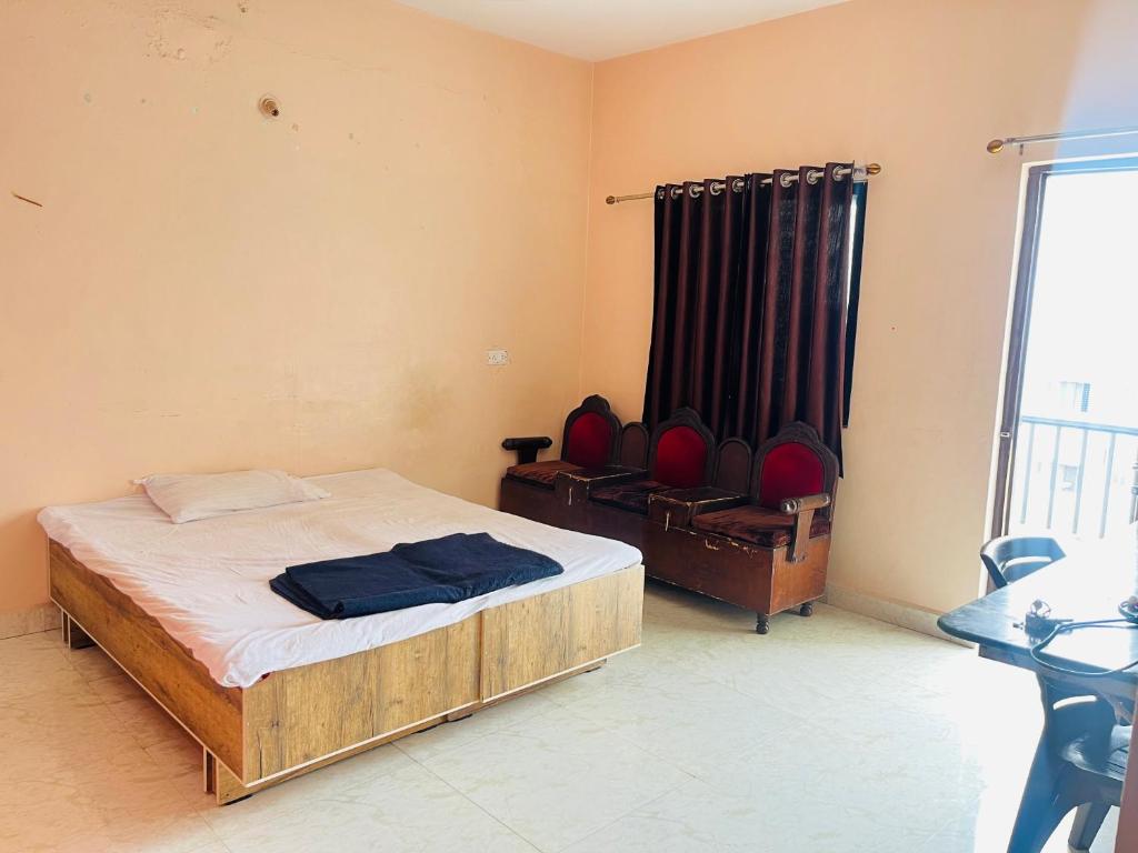 Postel nebo postele na pokoji v ubytování Hotel Raghunath Residency Niwas