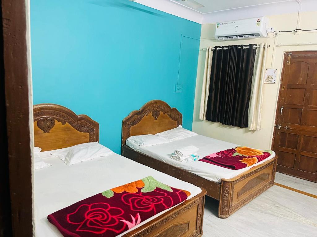 Postel nebo postele na pokoji v ubytování Hotel Raghunath Residency Niwas