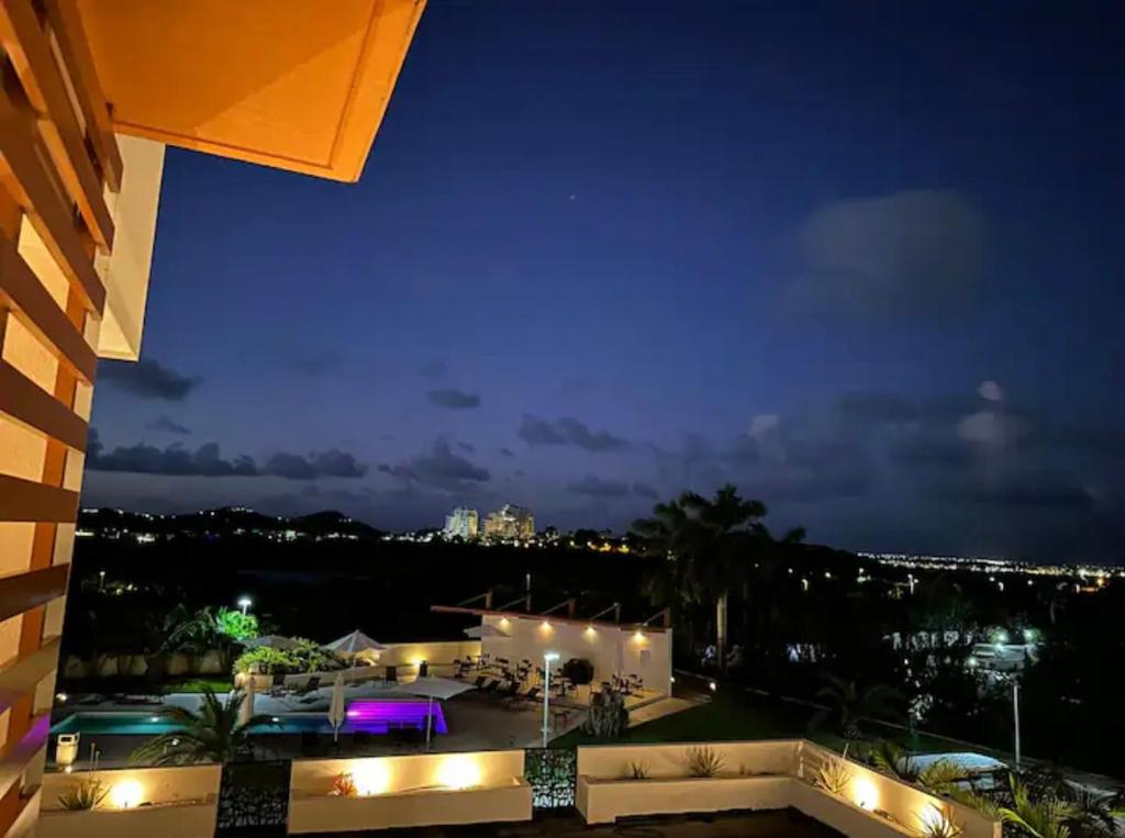 马霍礁Emerald Upscale Studio in Maho-Walking distance to beach的晚上停车场的景色