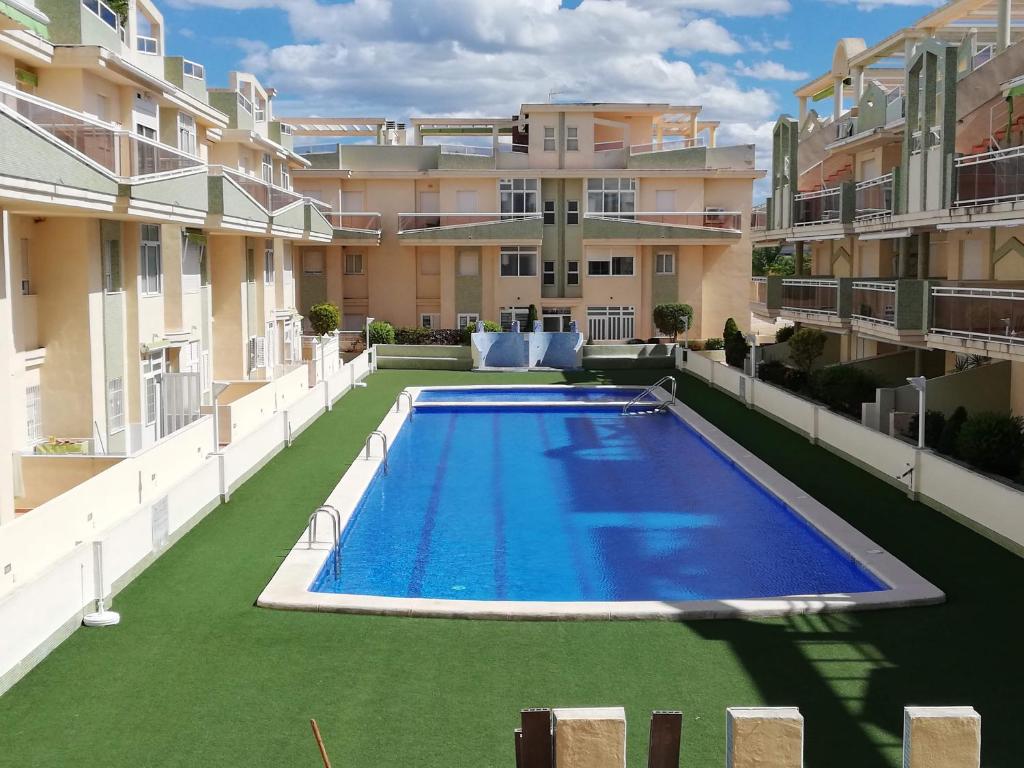 The swimming pool at or close to Delfines III Solo Familias Serviplaya