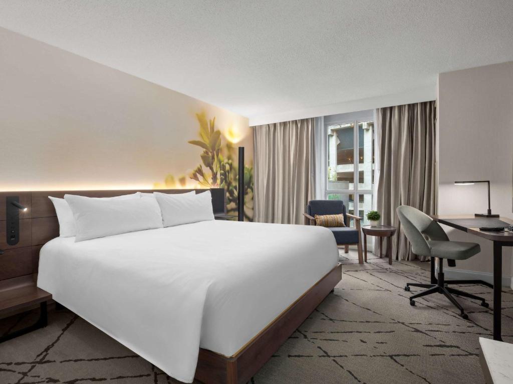 Postel nebo postele na pokoji v ubytování The Novotel Toronto Centre
