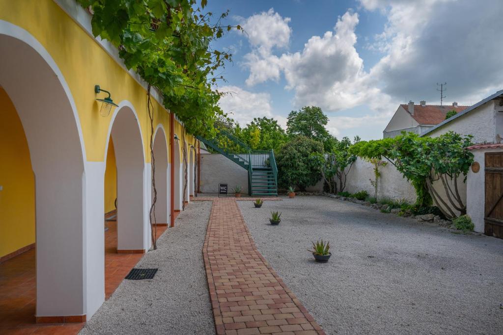 einen Innenhof eines Gebäudes mit einem Gehweg aus Ziegelsteinen in der Unterkunft Ubytování Kroupa in Dolní Dunajovice