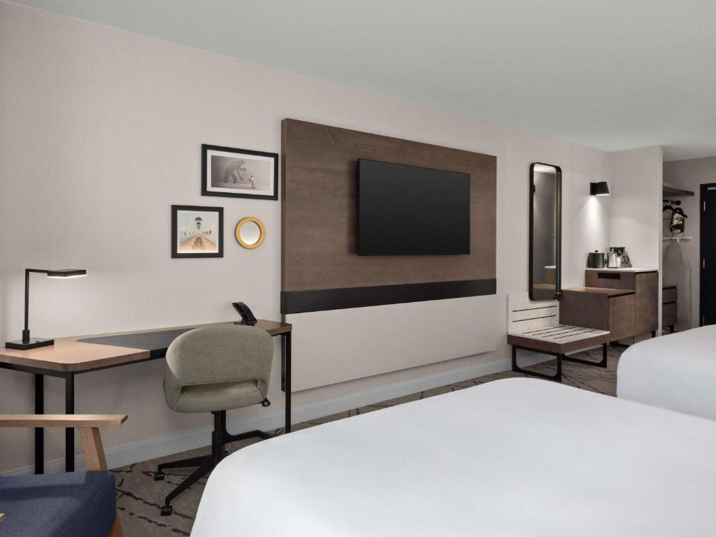 Postel nebo postele na pokoji v ubytování The Novotel Toronto Centre
