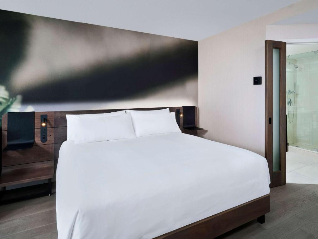 Postel nebo postele na pokoji v ubytování The Novotel Toronto Centre