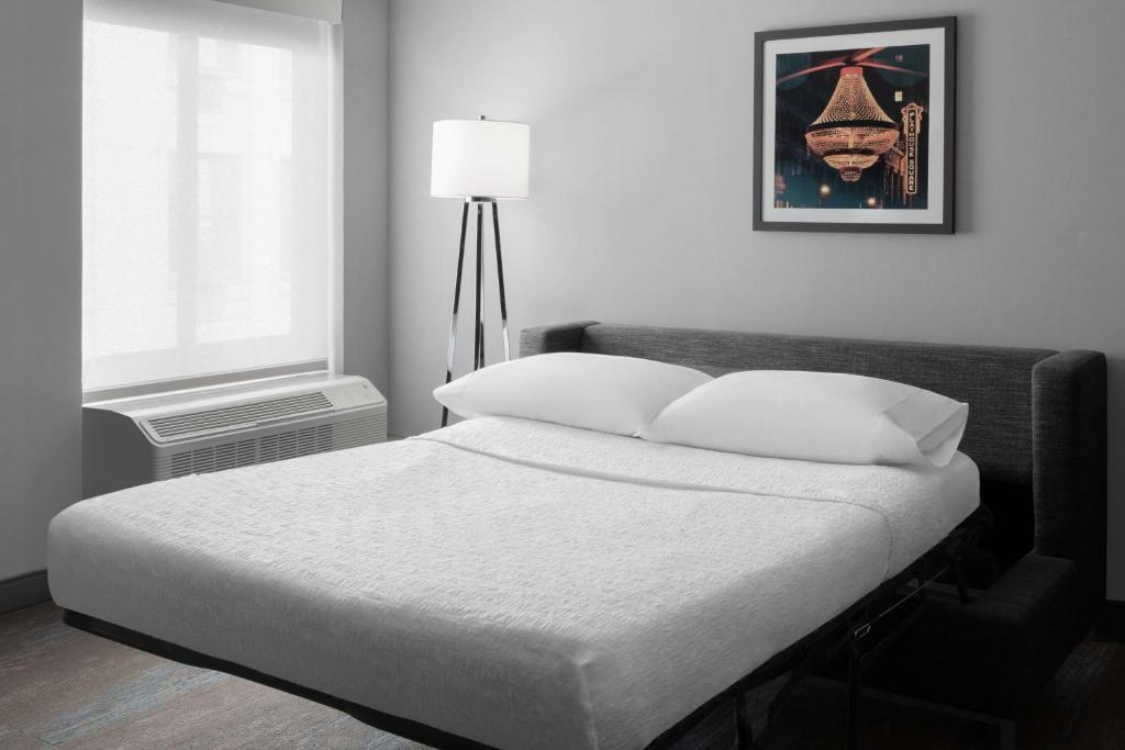Hampton Inn Cleveland-Downtown - 