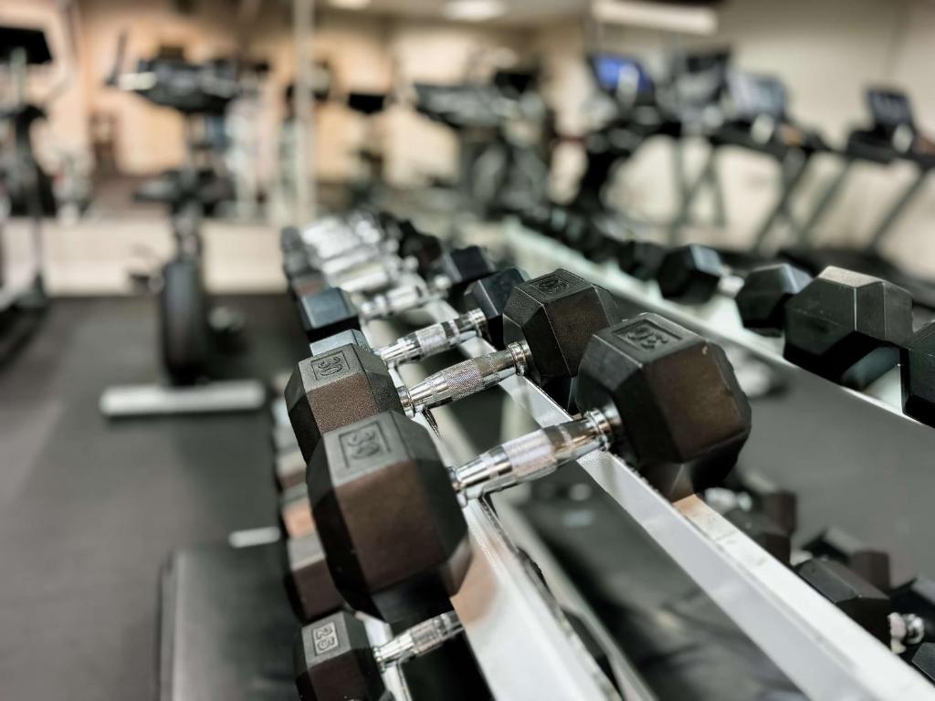 Fitness centrum a/nebo fitness zařízení v ubytování Coast Abbotsford Hotel & Suites