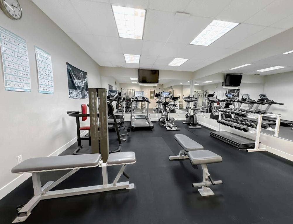 Fitness centrum a/nebo fitness zařízení v ubytování Coast Abbotsford Hotel & Suites