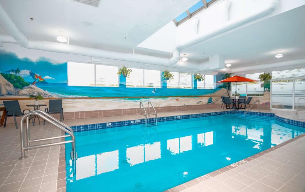 Bazén v ubytování Coast Abbotsford Hotel & Suites nebo v jeho okolí