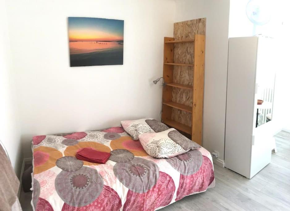 - une chambre avec un lit doté d'une couette et d'oreillers dans l'établissement Studio RETRO, à Chambéry