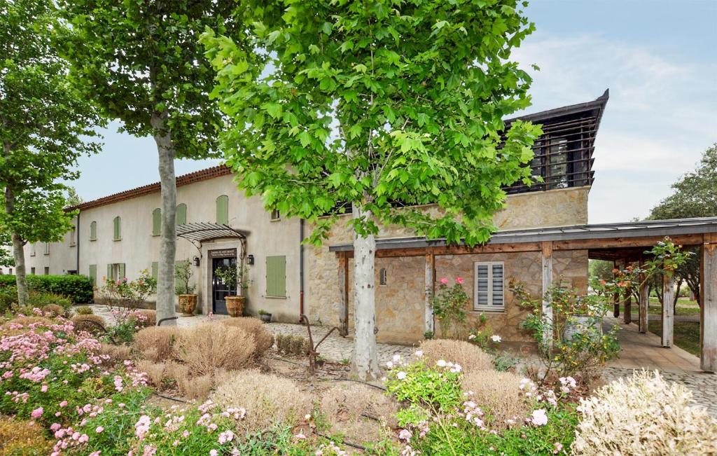 una vecchia casa con un giardino davanti di Lovely Home In Saint-Laurent-De-La-Cabrerisse a Saint-Laurent-de-la-Cabrerisse