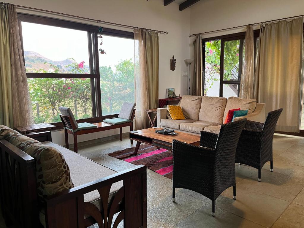 Posezení v ubytování Nivaant, at Igatpuri