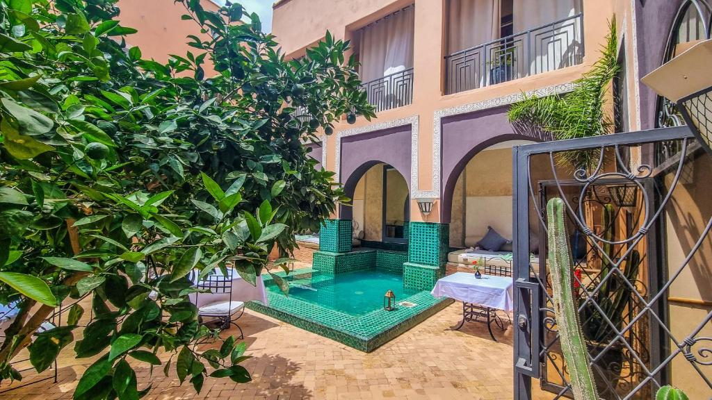 Bazén v ubytování Le Medina Privilège Riad & Spa nebo v jeho okolí