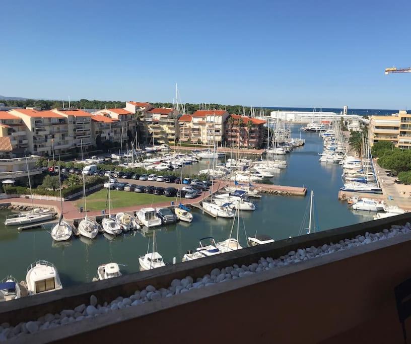 un port de plaisance avec des bateaux amarrés dans un port dans l'établissement Le PHOEBUS, à Canet
